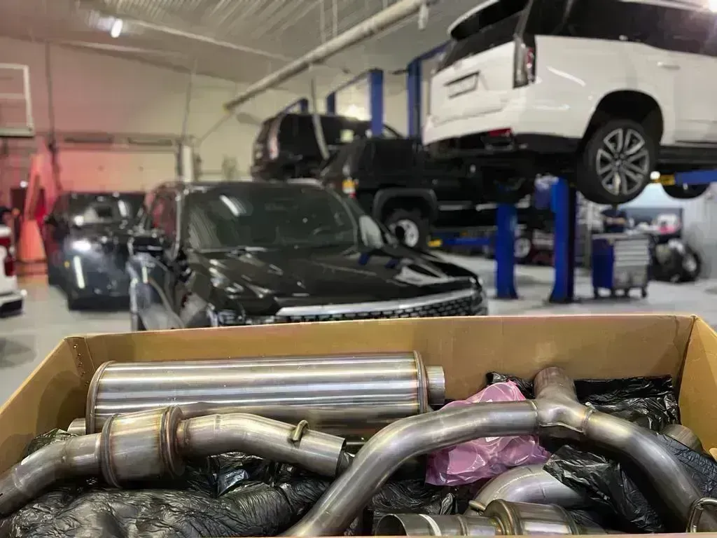 Тюнинг глушителя на Cadillac Escalade 5gen
