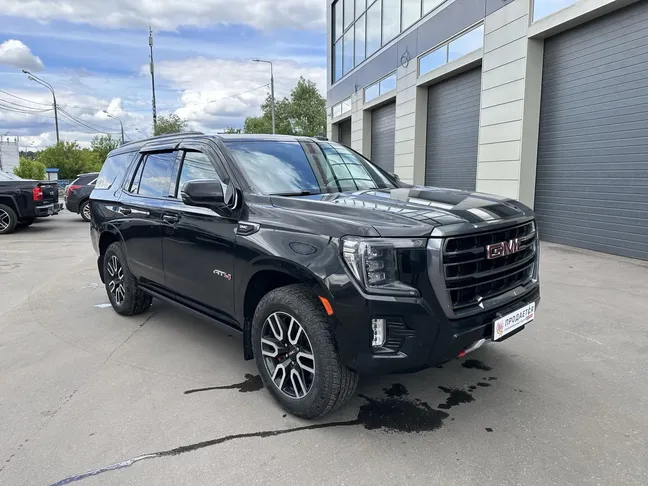 Поступление в автосалон. GMC Yukon 2023 года выпуска.