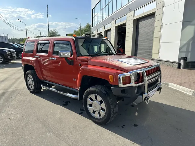 Поступление в автосалон. Hummer H3 2009 года выпуска.