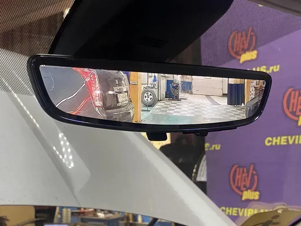 Установка салонного зеркала с потоковым видео
